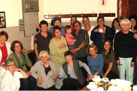 â€˜n Deel van die groot groep dames (en man) tydens die voorbereidingswerk vir die uitstalling in die NG-Kerk te Stanford